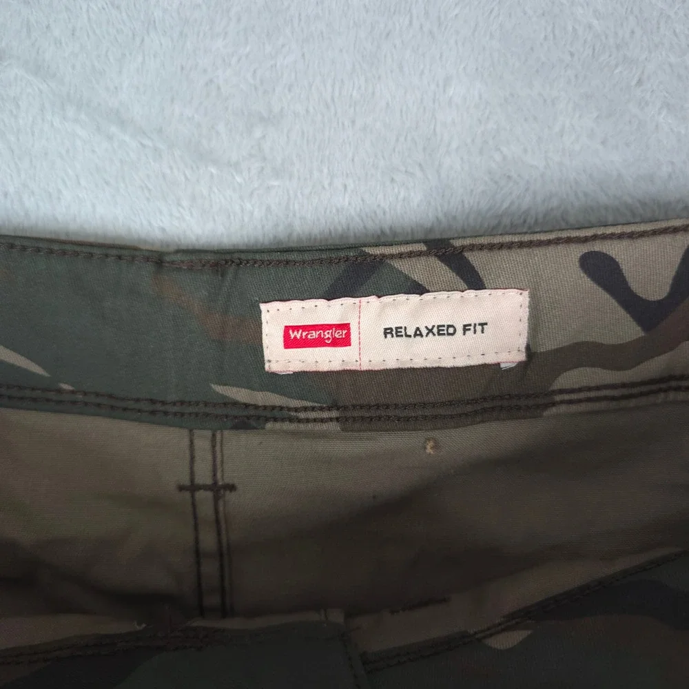 Wrangler Cargo Shorts Mens 46x10 Green Camo Relaxed Fit Tech Pocket Tactical New